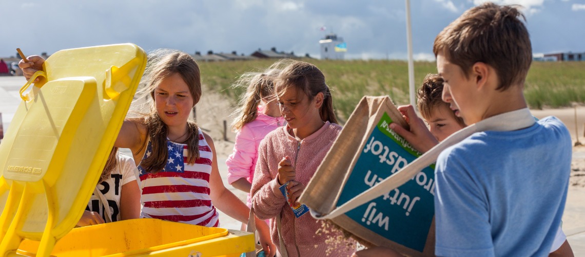 Goed afvalgedrag van strandbezoekers