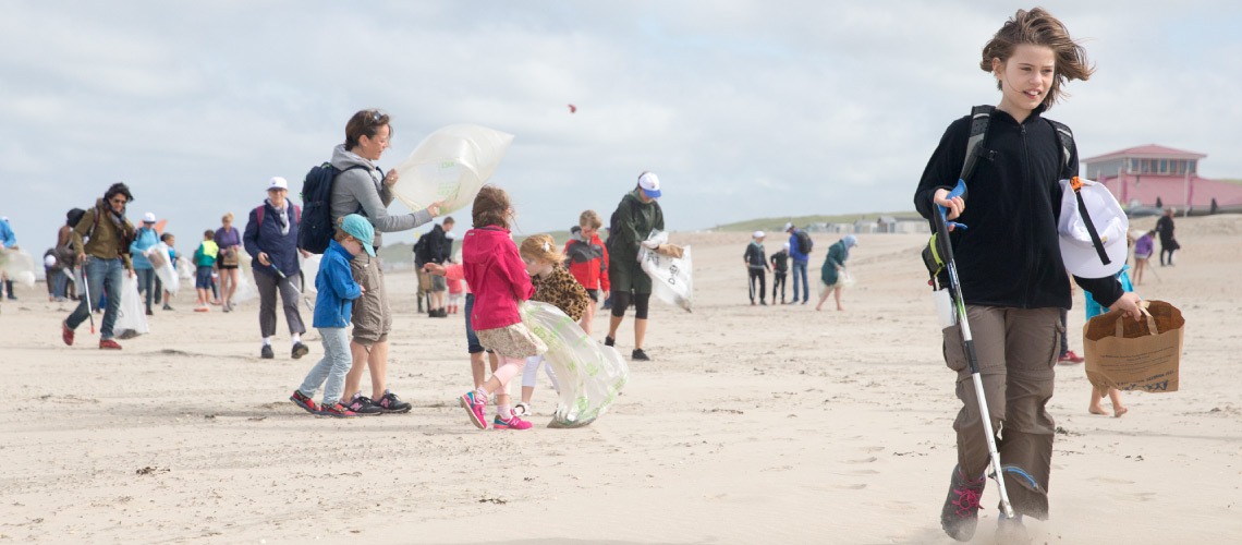 Goed afvalgedrag van strandbezoekers